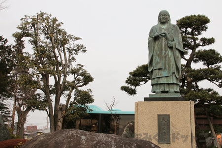 川崎大師喜多院 山門前 天海大僧正の像