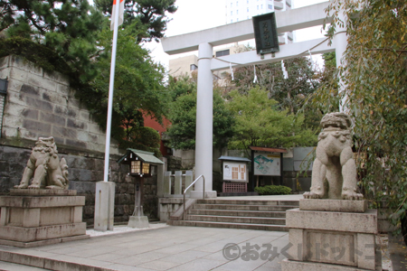 乃木神社 入り口の鳥居・狛犬の様子